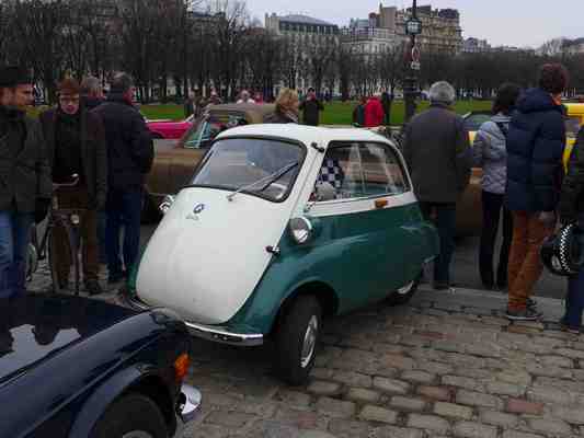Bild: Auch eine Knutschkugel (BMW Isetta) war dabei an der Traversée de Paris 2014
