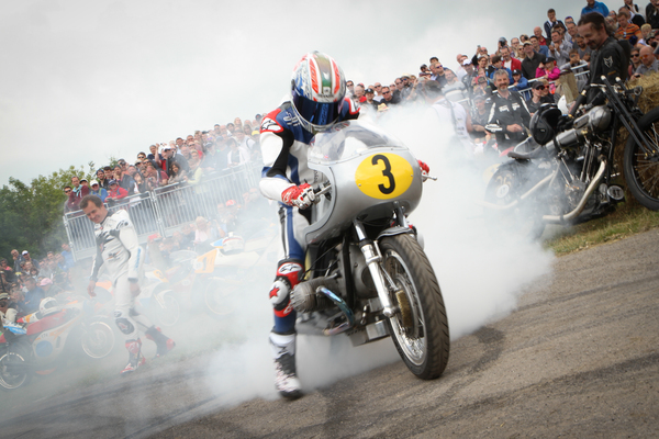 Auch eine historische BMW Maschine kann ganz gewaltig Qualm machen - Goodwood Festival of Speed 2016