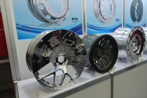 Auch fernöstliche Räder gab es in der "Galeria" zu kaufen – Essen Motor Show 2024