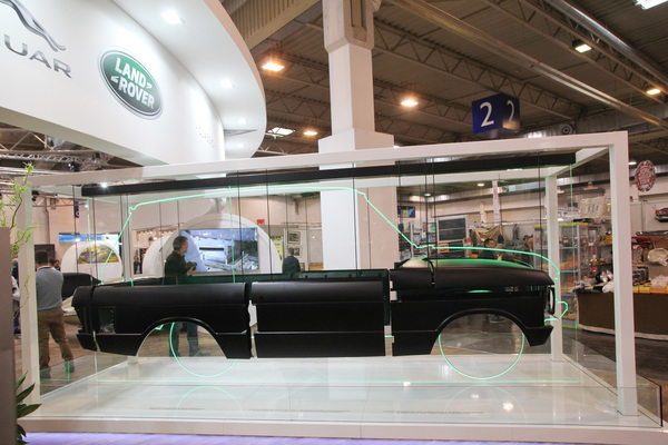 Auch für den Range Rover gibt es Karosserieteile ab Werk (Techno Classica 2017)