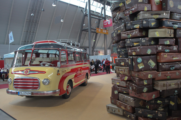 Bild: Auch für grosses Gepäck - der passende Reisebus - Retro Classics Stuttgart 2015