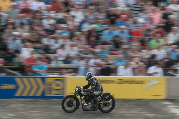 Auch historische Motorräder drehten ihre Runden, dies mit Abstand am lautesten! - Indianapolis in Oerlikon 2014