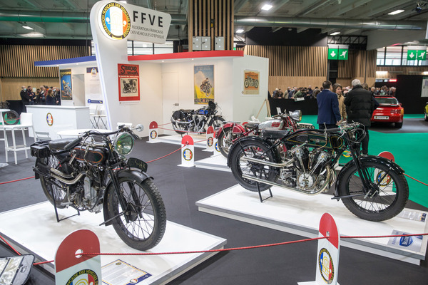 Auch historische Motorräder werden gezeigt - Rétromobile Paris 2022