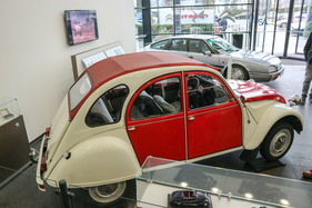 Auch im Gebäude historische Citroën - ein 2CV in den Kölner Farben sowie ein ex-Schimanski-CX