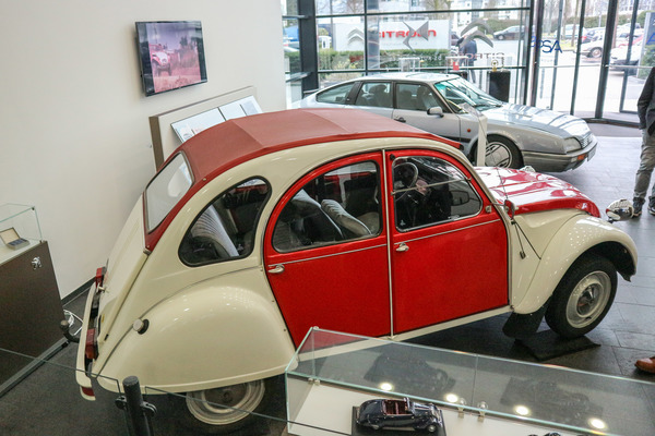 Bild Auch im Gebäude historische Citroën - ein 2CV in den Kölner Farben sowie ein ex-Schimanski-CX