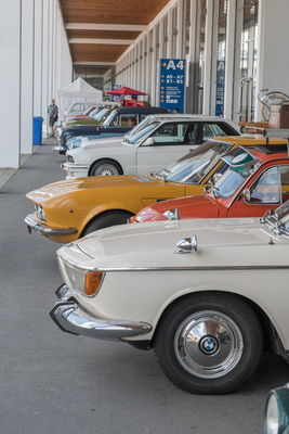 Auch im Innenhof vom Messegelände konnte man Stunden verbringen, um all die Besucherfahrzeuge zu bestaunen - Motorworld Classics Bodensee 2018