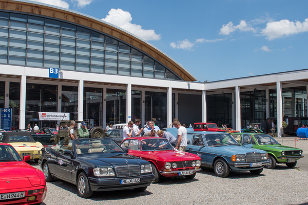 Auch im Innenhof vom Messegelände konnte man Stunden verbringen, um all die Besucherfahrzeuge zu bestaunen - Motorworld Classics Bodensee 2018