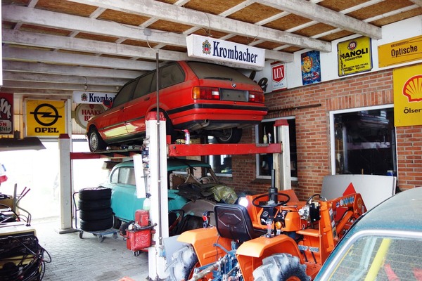 Auch in der hauseigenen Werkstatt geht es gedrängt zu. Einige Arbeit wartet noch – Zu Besuch in der Sammlung Hilker