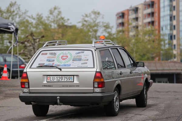 Bild Auch jüngere Autos willkommen, vor allem wenn sie über 500'000 km gefahren sind wie dieser VW Passat - Oldtimer Sunday Morning Zug Treffen am 5. Mai 2019