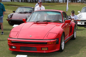 Auch nicht gerade wunderschön, aber stilistisch deutlich feinfühliger wirkt dagegen dieser Turbo als werkseitiger Schlafaugen-Flachschnauzer aus dem Jahr 1984.