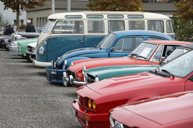 Auch ohne Kieferorthopäde zu sein, erkennt man sofort, wer hier den Unterbiss hat – Albisgütli Classic Cars & Bikes 2024