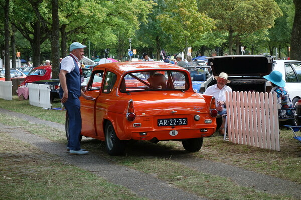Auch ohne Nummernschild wäre dieser Ford Anglia klar erkennbar aus den Niederlanden – Classic Days Düsseldorf 2022