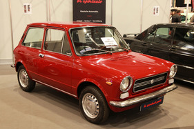 Auch rot, aber kleiner - Autobianchi A 112 von 1973 aus erster italienischer Hand, verkauft für 7500 Euro. Kenner wissen, dass bei der ersten A-112-Serie die Handbremse auf die Vorderräder wirkt (Bremen Classic Motorshow 2018)