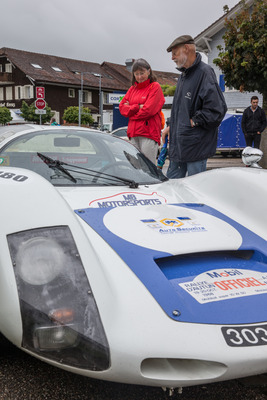 "Auch viel Prominenz war vor Ort. So bewundert Walter Näher den Carrera 6 ...