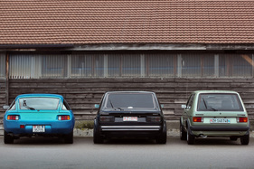 Auch von hinten ist der 928-Golf deutlich breiter als der Serien-Golf (rechts), hat optisch aber nichts mit dem 928 (links) gemeinsam (1978)