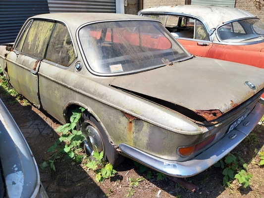 Auch von hinten sieht der BMW 2000 CS von 1968 nicht taufrischer aus - Palmen Scheunenfund-Sammlung