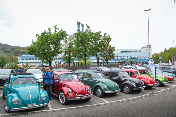 Auch vor 50 Jahren dürfte der VW Käfer den Parkplatz der Raststätte Würenlos dominiert haben - Oldtimertreffen 50 Jahre Autobahnraststätte Würenlos 2022
