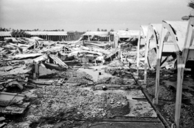 Auch wenn das Werk nicht vollständig zerstört war, behinderten doch stark beschädigte Komplexe, wie hier die Halle3, das Anlaufen einer Produktion.