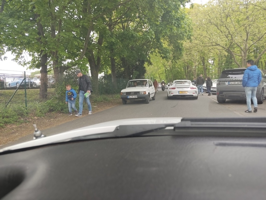 Auch wenn es den Porsche-Fahrern nicht gefallen mag: Der Fiat 127 war an diesem Wochenende das weit exotischere Auto – Porsche-Treffen Dinslaken 2022