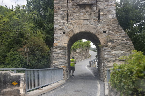 Auch wenn's nicht so aussieht; Ja, hier passen Autos durch – Jungfrau-Rallye 2022