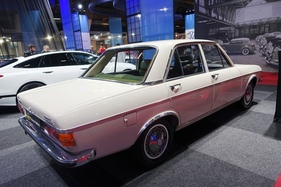 Audi 100 (1974) – auf dem prämierten Ständen der Firma D'Ieteren – InterClassics Brüssel 2024 (1974)