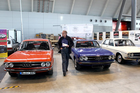 Audi 100 (1974) - die ersten grossen Audi, in allen Farben bei einer Clubpräsentation - an der Retro Classics Stuttgart 2013 (1974)