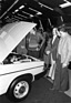 Audi 100 (1979) - offene Hauben sorgen immer für Menschentrauben - Genfer Automobilsalon 1979