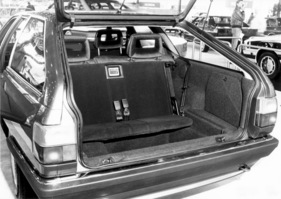 Audi 100 Avant (1983) - der Kombi ist auch mit einer zusätzliche Sitzbank im Kofferraum lieferbar - am Genfer Automobilsalon von 1983