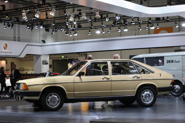 Audi 100 Avant GLS (1978) - noch versuchte man es mit einem schrägen anstatt geraden Heck - Techno Classica Essen 2019
