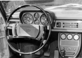 Audi 100 Coupé S (1971) - sportliche Aufmachung, aber grosses Lenkrad vor dem übersichtlichen Amaturenbrett