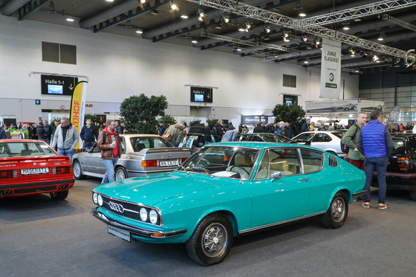 Audi 100 Coupé S (1974) - mit 112 PS, nur noch 300 Stück in Deutschland angemeldet, mit Automatik, angeboten für EUr 38'900 - Bremen Classic Motorshow 2023