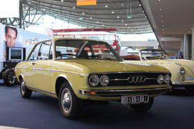 Audi 100 GL (1973) - sehr seltene zweitürige GL-Ausführung mit 1,9-Liter Niederdruckmotor - an der Retro Classics Stuttgart 2012 Audi 100 GL (1973) - sehr seltene zweitürige GL-Ausführung mit 1,9-Liter Niederdruckmotor - an der Retro Classics Stuttgart 2012