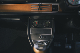 Audi 100 GL Zweitürer (1972) – Die Mittelkonsole wirkt sportlich, es gab den C1 auch mit Lenkradschaltung