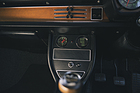 Bild: Audi 100 GL Zweitürer (1972) – Die Mittelkonsole wirkt sportlich, es gab den C1 auch mit Lenkradschaltung