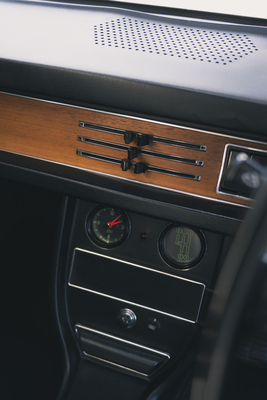 Audi 100 GL Zweitürer (1972) – Runde Zusatzinstumente und etwas Holz