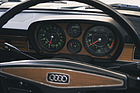 Audi 100 GL Zweitürer (1972) – Sportlicher Auftritt mit Drehzahlmesser und schwarz umrandeten Instrumenten