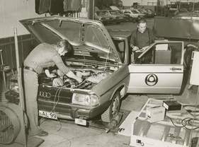 Audi 100 KKM871 (1976) - In der zweiten Generation des Audi 100 wurde der KKM 871 im Dauerversuch eingesetzt, parallel setzte unter Technik-Chef Piëch allerdings auch die Entwicklung der 5-Zylinder-Turbovariante ein (1976)