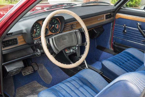 Audi 100 S Coupé (1976) - das Lenkrad gewinnt keinen Schönheitspreis, mit der Hülle sowieso nicht