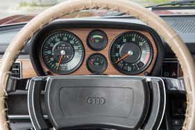 Audi 100 S Coupé (1976) - für die Zeit relativ hoch angesiedelter roter Bereich beim Drehzahlmesser