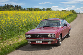 Audi 100 S Coupé (1976) - unterhalb der Fensterlinie entspricht das Coupé der zweitürigen Limousine Audi 100 S Coupé (1976) - unterhalb der Fensterlinie entspricht das Coupé der zweitürigen Limousine