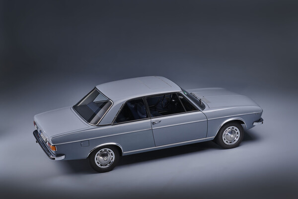 Bild: Audi 100 der ersten Generation an der Ausstellung zur C-Baureihe im Audi Forum Neckarsulm