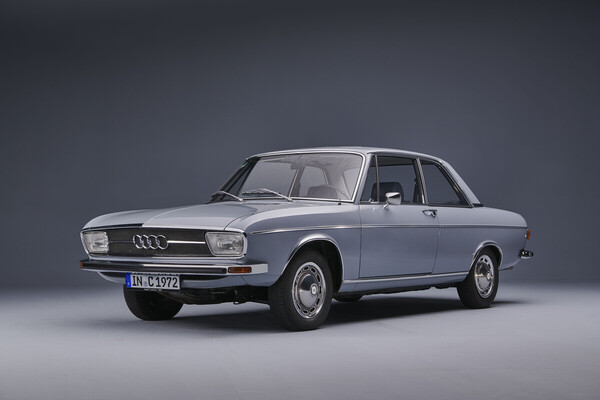 Bild: Audi 100 der ersten Generation an der Ausstellung zur C-Baureihe im Audi Forum Neckarsulm