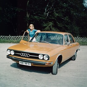 Audi 100 der ersten Generation an der Ausstellung zur C-Baureihe im Audi Forum Neckarsulm