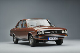 Audi 100 der ersten Generation an der Ausstellung zur C-Baureihe im Audi Forum Neckarsulm