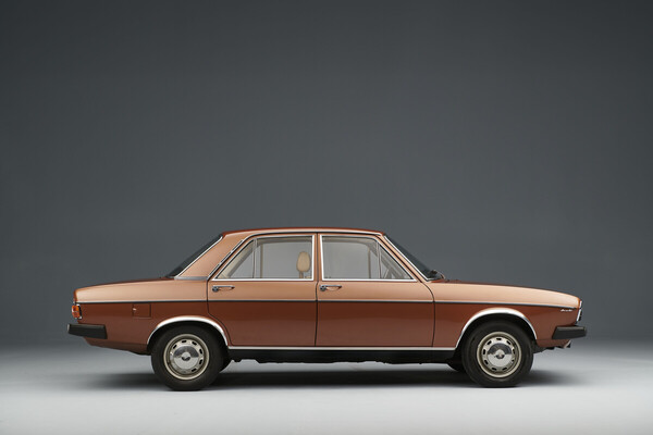 Bild: Audi 100 der ersten Generation an der Ausstellung zur C-Baureihe im Audi Forum Neckarsulm