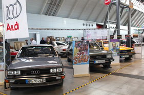 Audi 200 (1980) - neben seinen Brüdern der Serie Audi 100 auf einem Clubstand - an der Retro Classics Stuttgart 2013