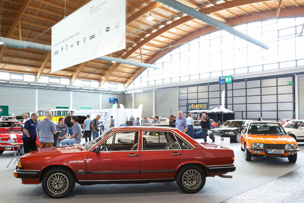 Audi 200 5T (1980) - Typ 43 mit 170 PS in Inianarot metallic, 51'259 Exemplare wurden gebaut - Klassikwelt Bodensee 2024