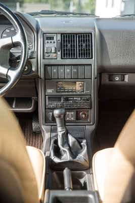 Audi 200 Avant Quattro (1986) – Die Mittelkonsole betont die Vertikale mit Lüftungsdüsen und Druckschaltern