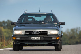 Audi 200 Avant Quattro (1986) – Die Zierleiste um die Scheinwerfer unterscheidet den 200 vom 100
