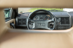 Audi 200 Avant Quattro (1986) – Doppelte Lüftungsdüsen links, Lenkrad mit grosser Prallplatte und ein Hauch von Bordcomputer (1986)